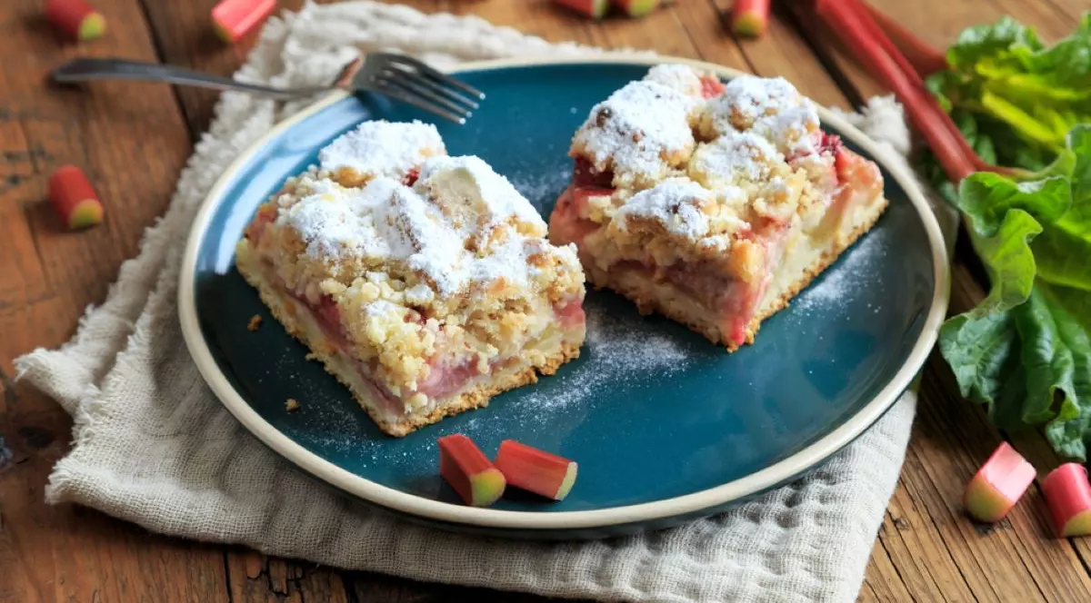 Rețete de deserturi cu rubarbă - prăjitură cu rubarbă