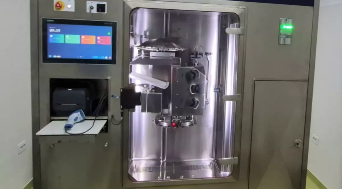 Imaginea prezintă un robot ultraperformant de preparare a citostaticelor, utilizat în tratamentul cancerului. Dispozitivul este un echipament modern din inox