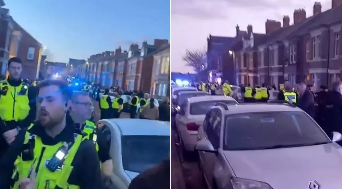 Imagini surprinse pe strada din Gateshead, Anglia. Zeci de polițiști, îmbrăcați în uniforme, au intervenit pentru a restabili liniștea publică.