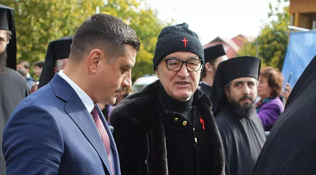 Gigi Becali a declarat că l-a tratat pe președintele AUR George Simion ca pe copilul său, l-a sprijinit cu bani, dar a fost trădat