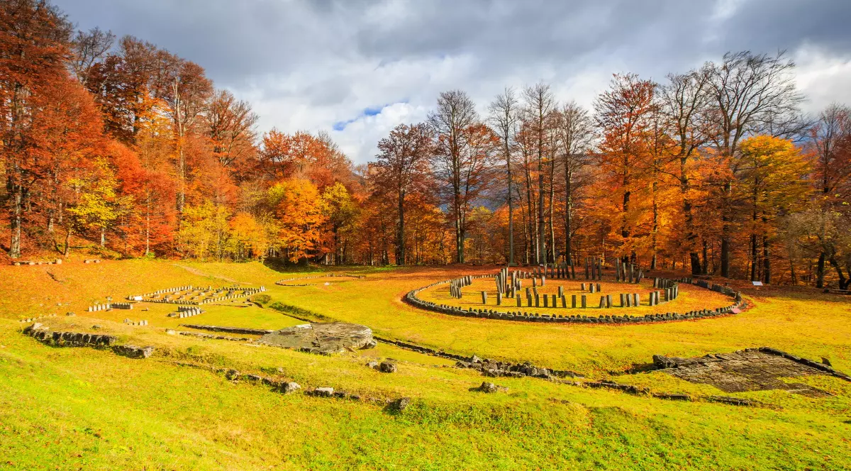 priveliște spectaculoasă a ruinelor cetății Sarmizegetusa Regia, fosta capitală a Daciei, situată în Munții Orăștiei