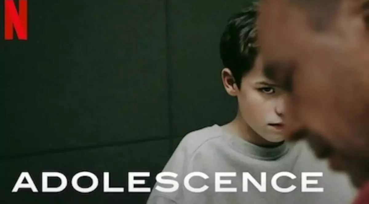 coperta serial netflix numit adolescence in imagine apare actorul prinicpal, un copil, iar defocalizat apare fata tatalui