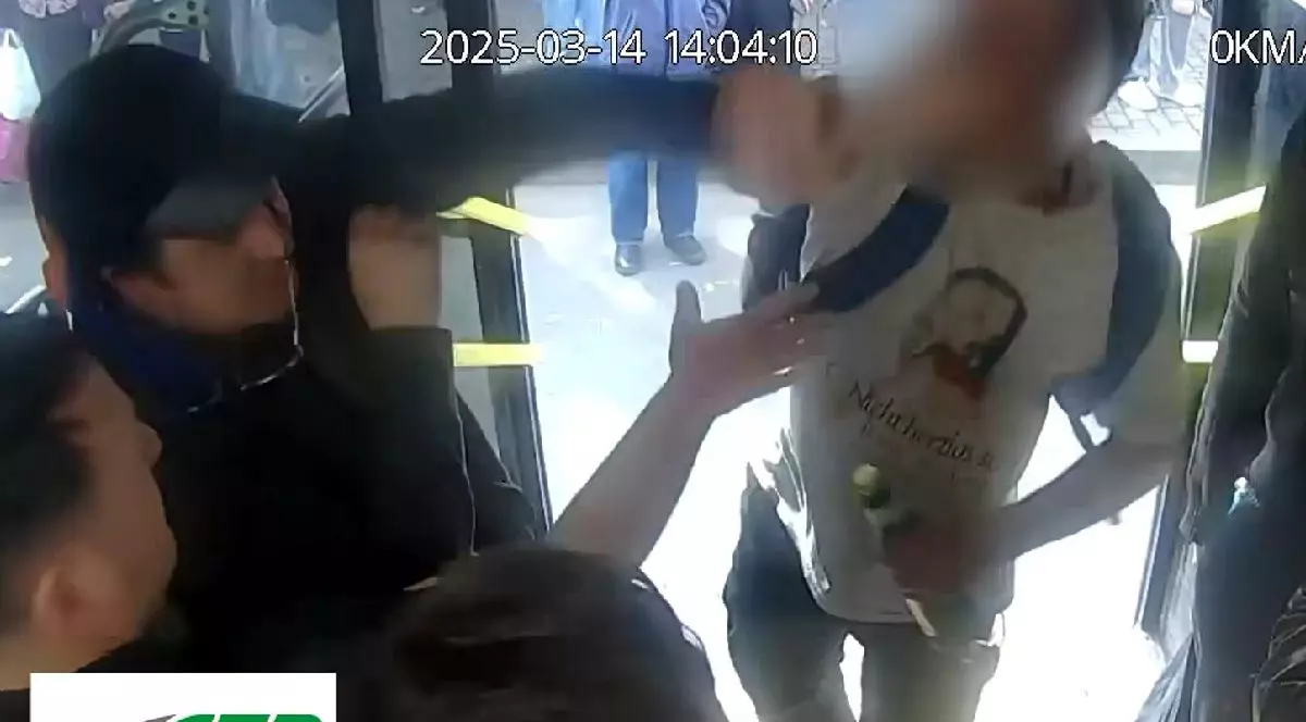 Pasageri într-un autobuz din Iași