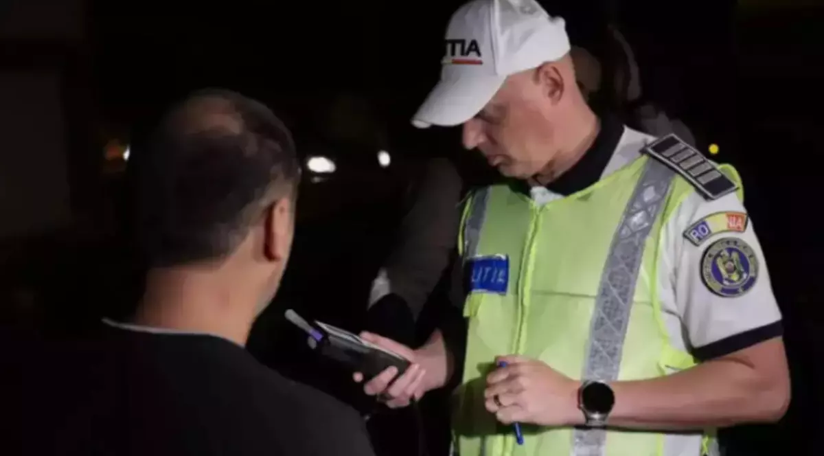 Un șofer în timp ce a fost oprit de polițist