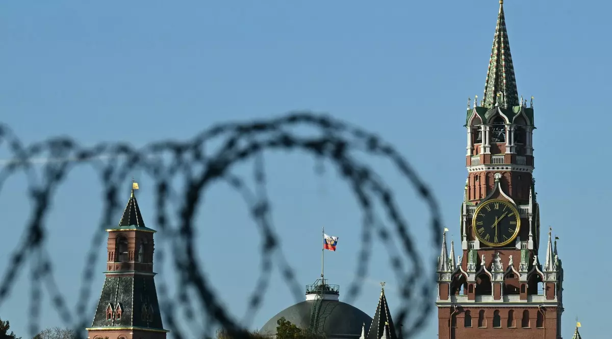 Steagul Rusiei flutură pe cupola Palatului Senatului, una dintre clădirile principale din incinta Kremlinului.
