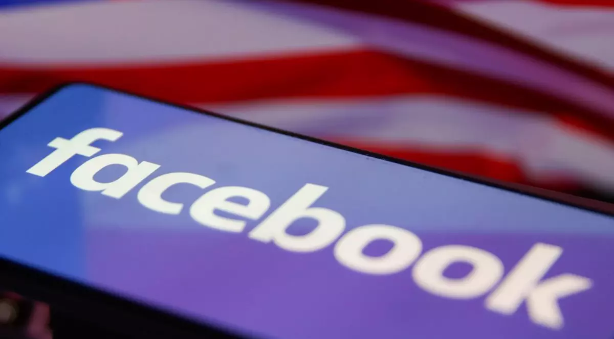 telefon cu logo-ul facebook deasupra unui steag al statelor unite ale americii