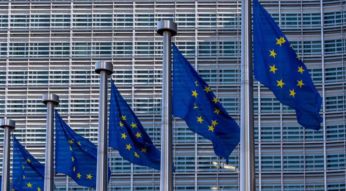 Steaguri europene, simboluri ale Uniunii Europene, fluturând împotriva clădirii Berlaymont, sediul Comisiei Europene