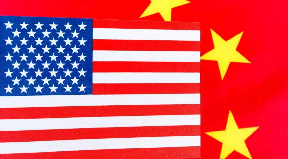 Steaguri China și SUA.
