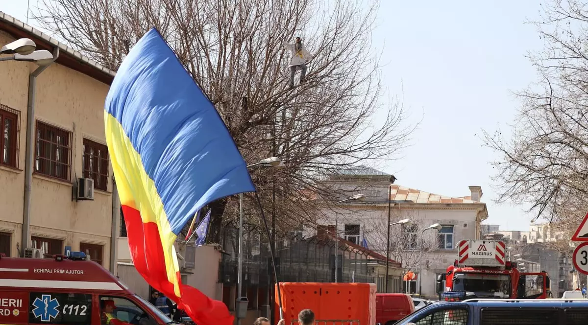 Stegarul Dac este în copacul din fața Arestului Central de mai bine de 24 de ore