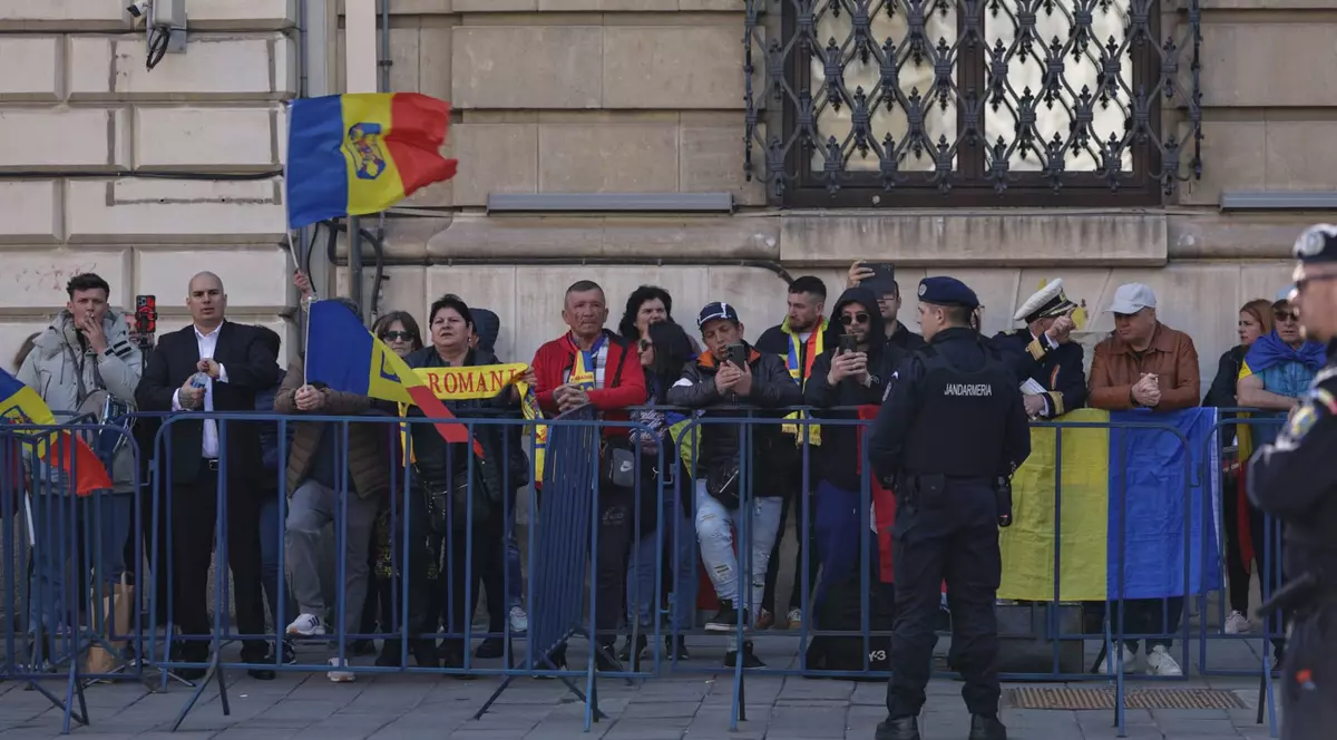 Poză cu susținătorii lui Călin Georgescu la BEC