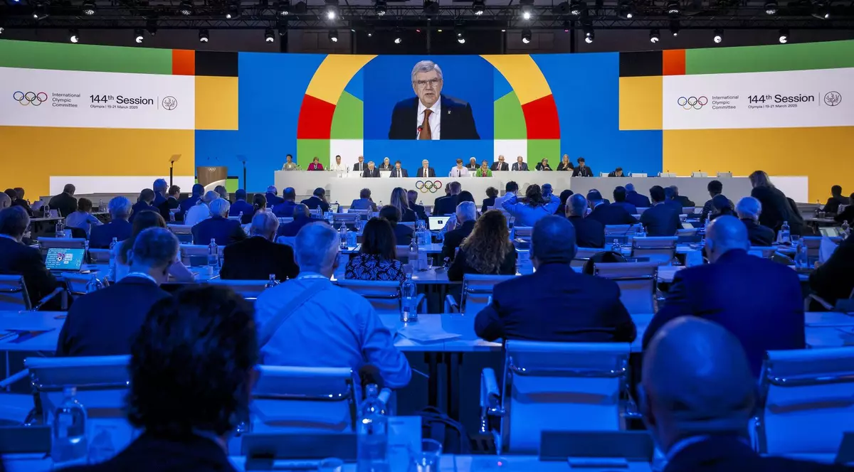Actualul președinte al Comitetului Olimpic Internațional, Thomas Bach, apare pe un ecran gigant în timpul celei de-a 144-a sesiuni a CIO din Costa Navarino, Grecia, în ziua alegerii viitorului președinte.