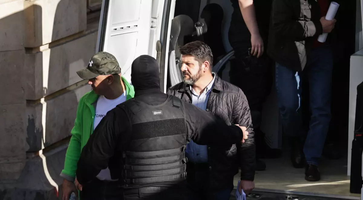 Doi dintre cei șase bărbați acuzați de trădare. FOTO Vlad Chirea