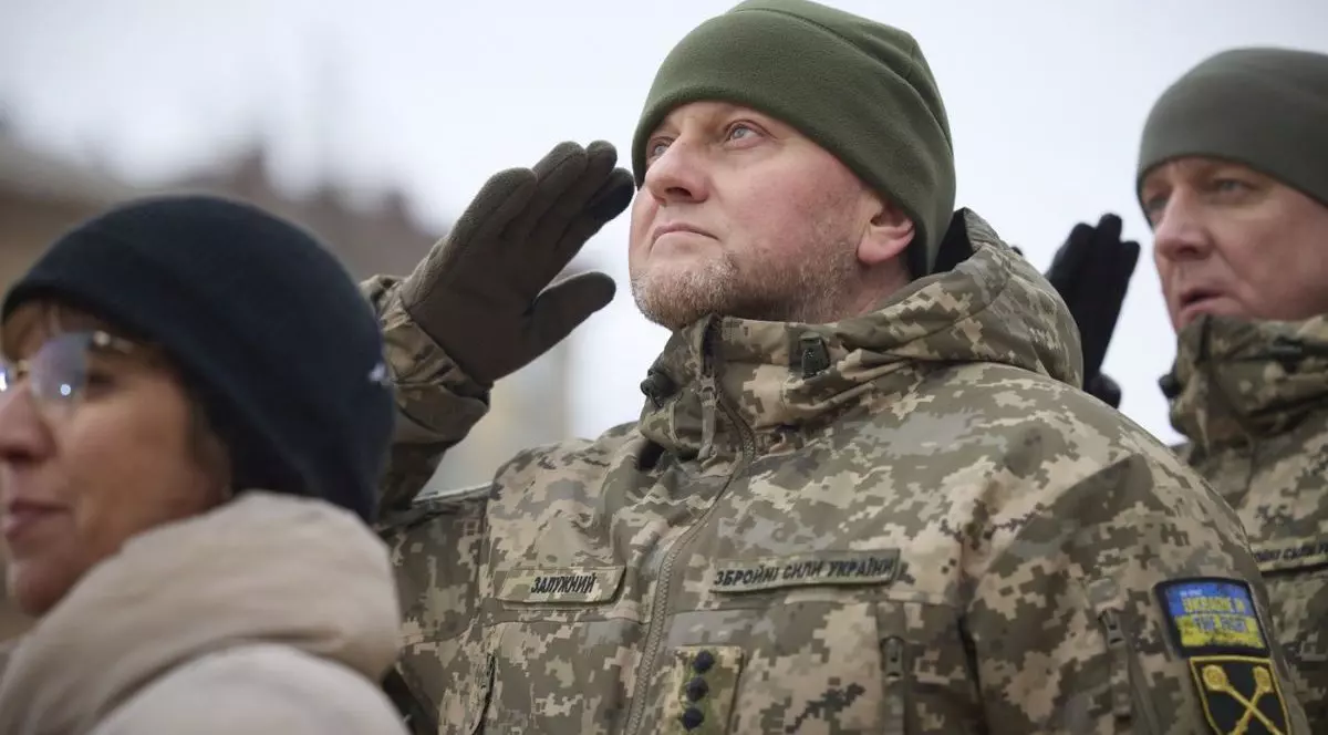 Valeri Zalujnâi, îmbrăcat în uniformă militară și căciulă, pe front, înconjurat de alți militari. Foto cu caracter ilustrativ: Profimedia Images