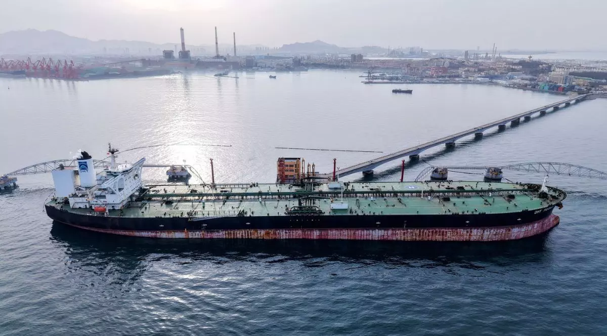 Un petrolier descarcă țiței importat în portul Qingdao din provincia Shandong, China, 12 martie 2025.