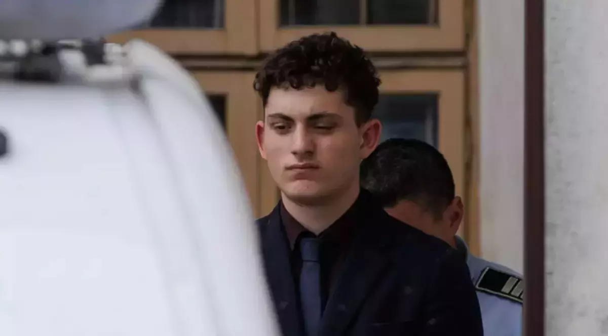 Vlad Pascu, îmbrăcat într-un costum negru, cu o cămașă și cravată închise la culoare