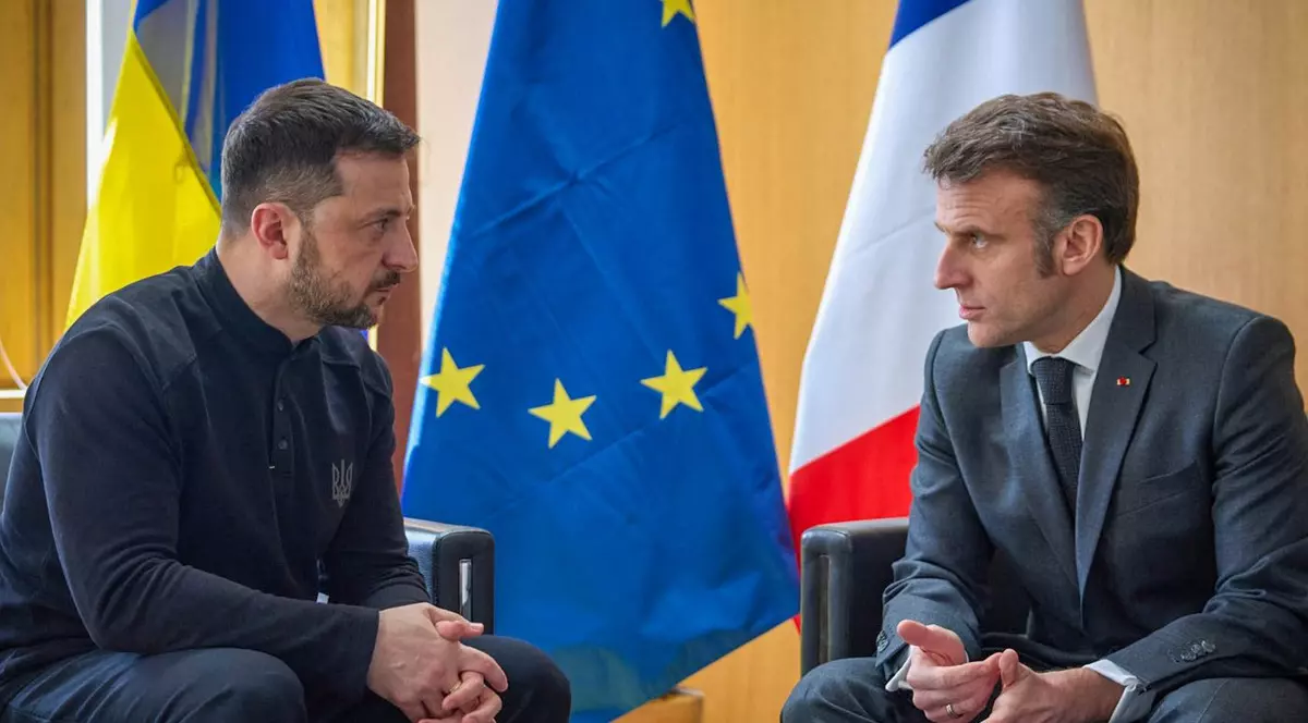 Volodimir Zelenski (stânga) și Emmanuel Macron, surprinși în timpul unei discuții în marja summitului Consiliului European din 6 martie Foto: Profimedia