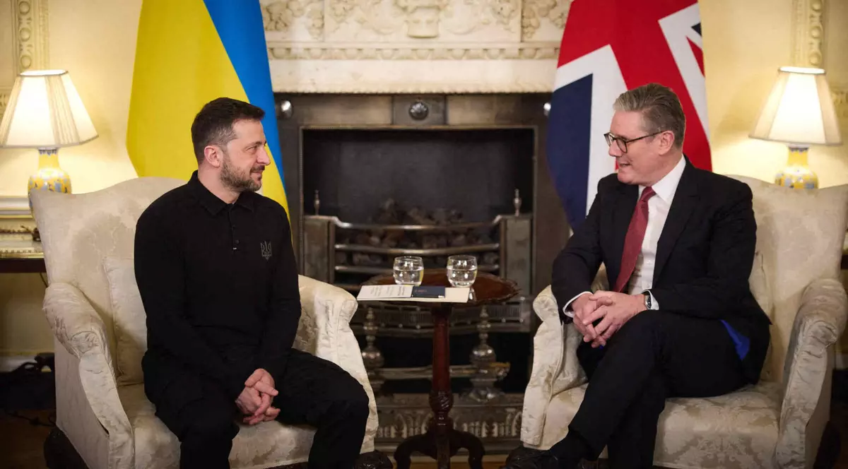 Volodimir Zelenski (stânga) și Keir Starmer surprinși în timpul unei discuții la Downing Street 10. Imagine cu caracter ilustrativ Foto: Hepta