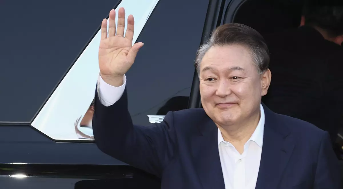 Președintele sud-coreean Yoon Suk Yeol surprins în timp își saluta susținătorii la sosirea în fața reședinței prezidențiale din Seul - 8 martie 2025.