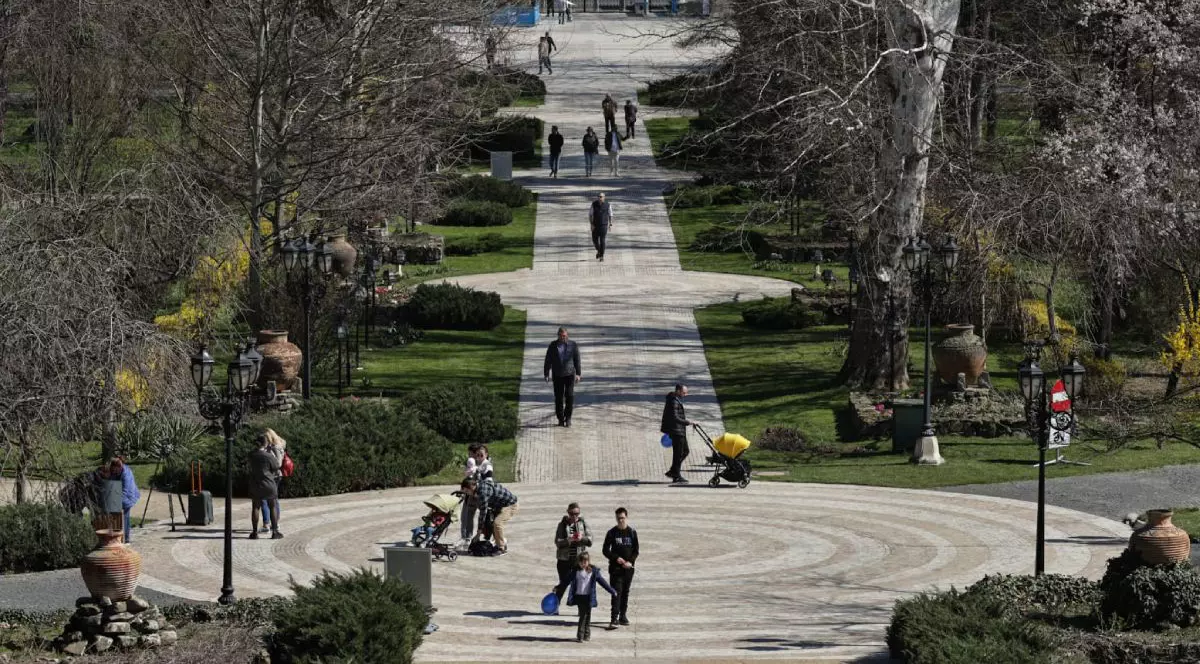 Ziua Porților deschise la Palatul Cotroceni: oamenii se plimbă prin grădină, într-o zi însorită de primăvară