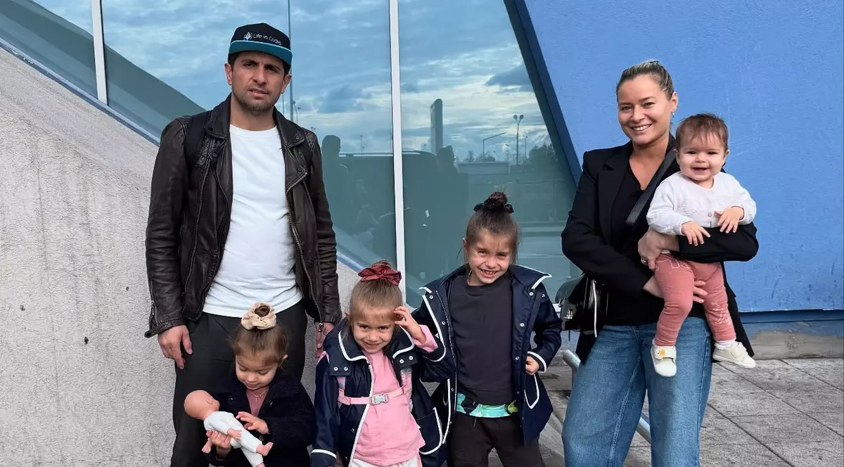 Laura Cosoi și soțul ei și-au luat fetițele și au plecat în Franța. „Am avut multe de pregătit pentru marele eveniment de mâine”