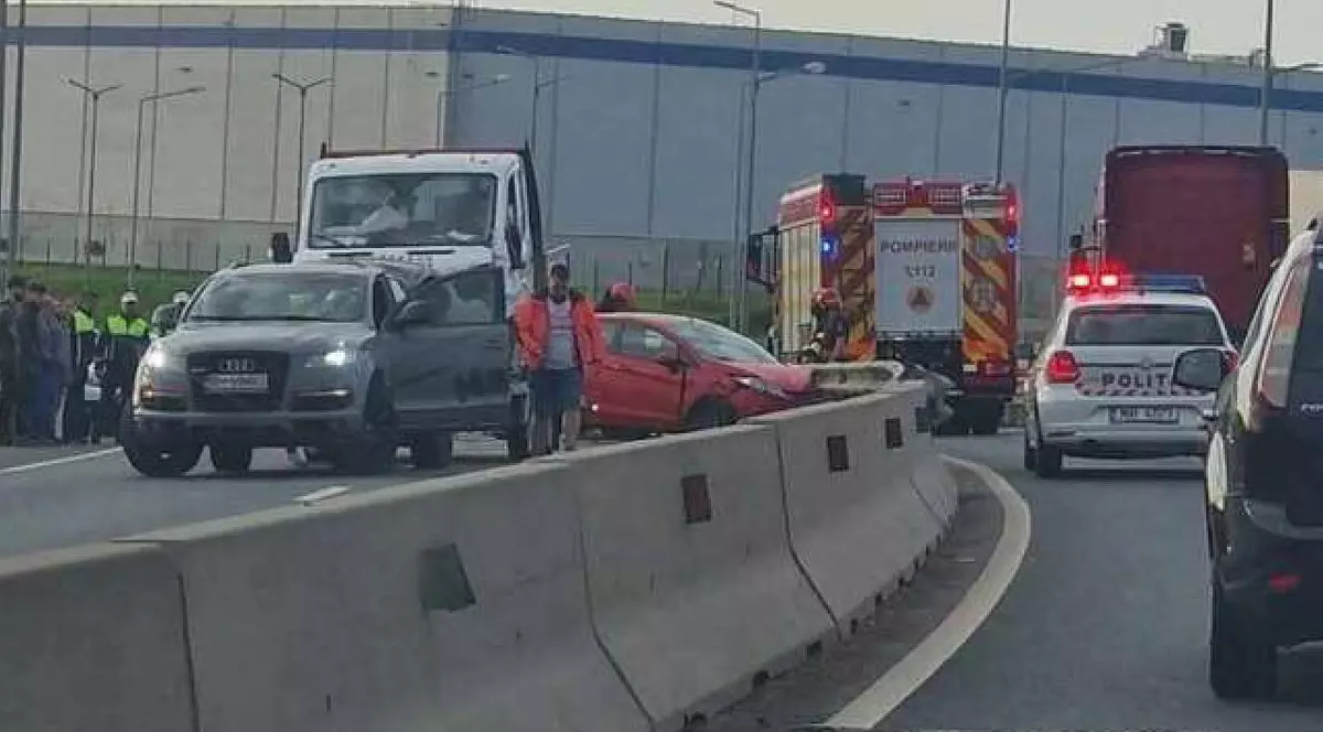 Carambol cu 4 mașini pe Centura Oradea, 3 oameni au ajuns la spital