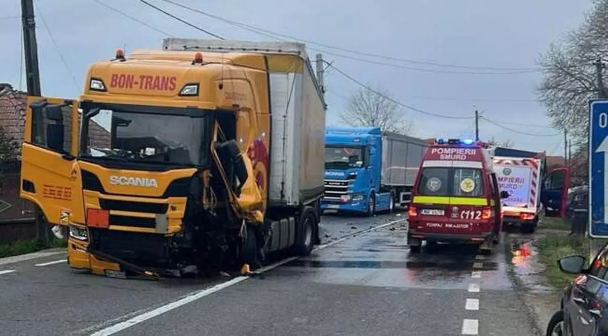 Trafic oprit pe DN1 în Bihor, după un impact puternic între un TIR și o mașină. Rezervorul camionului a fost spart