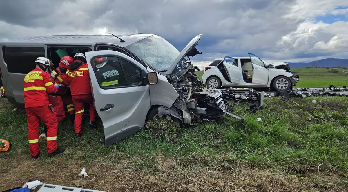 Accidentul avut loc pe DN13, în județul Brașov. FOTO: ISU Brașov.