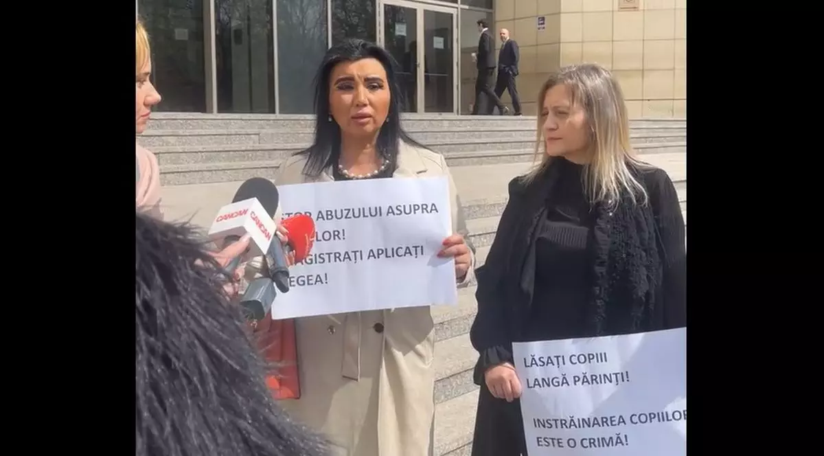 Adriana Bahmuțeanu, Oana Ioniță și Ana Bahmuțan au protestat în fața Tribunalului București