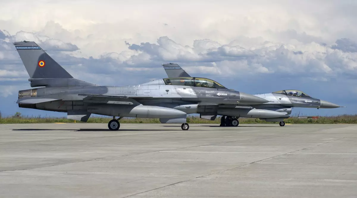 Poză cu două aeronave F-16 la Baza Aeriană Borcea