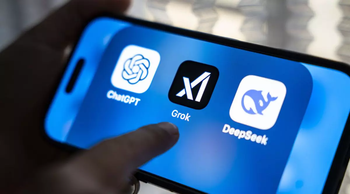 Aplicațiile ChatGPT, Grok și DeepSeek afișase pe ecranul unui smartphone.