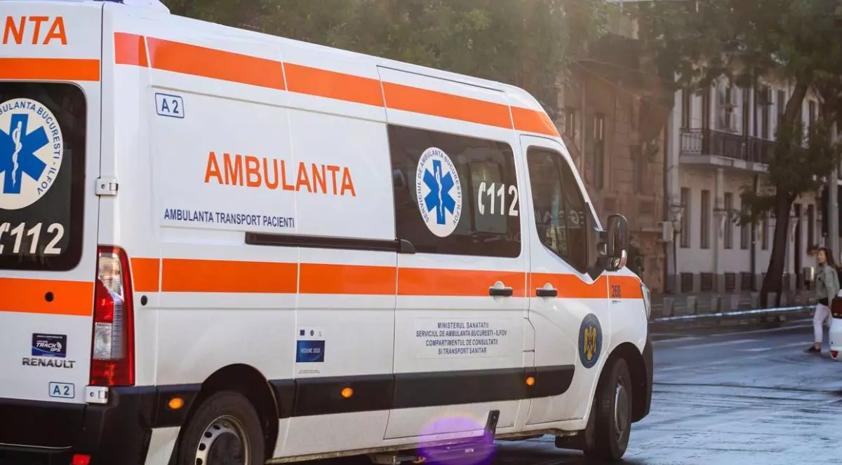 Imagine cu o ambulanță în mers prin oraș