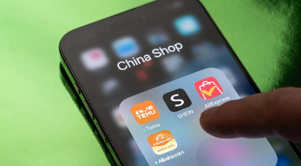 Aplicații de shopping: Shein, Temu, Aliexpress, pe ecranul smartphone close up vedere
