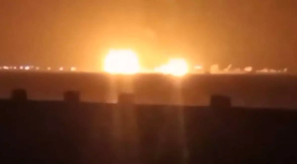 Poză cu flăcările care au cuprins portul de combustibil din Yemen, care a fost atacat de armata americană