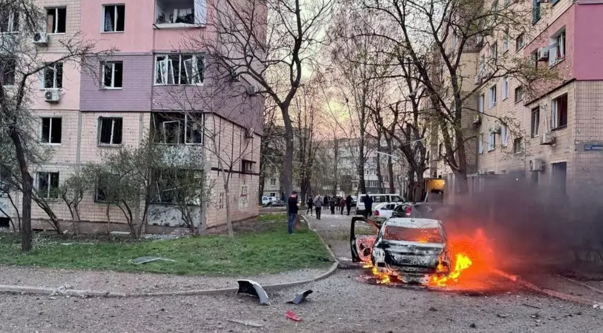 Mașină incendiată, în flăcări, intre blocuri și cu oameni în jur, în Ucraina