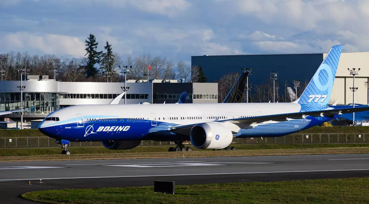 avion model boeing 777 cu fuselajul in doua culori, alb si albastru deschis