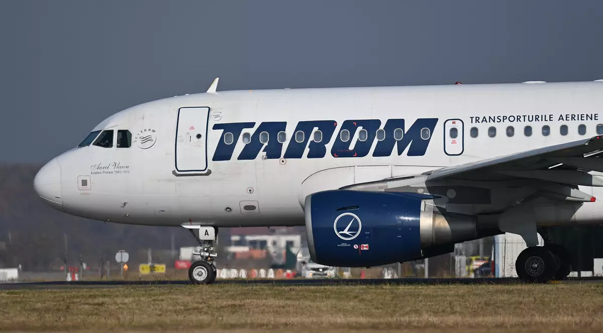 Avion al companiei TAROM la Aeroportul Henri Coandă Otopeni