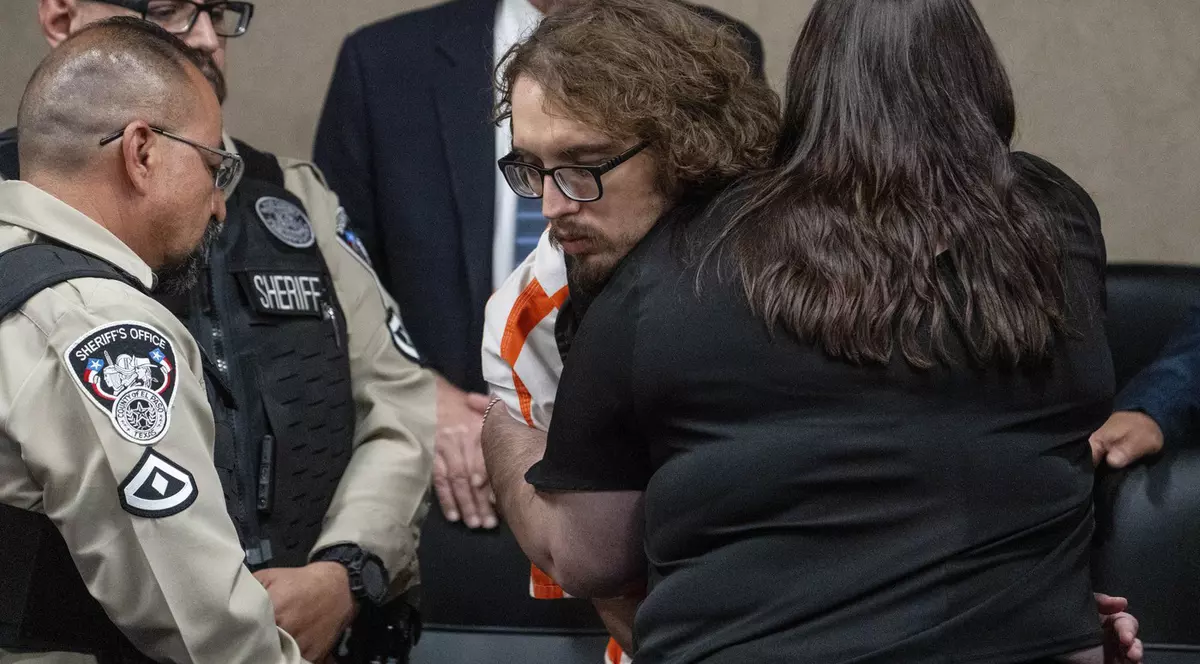 Bărbatul care a ucis 22 de oameni în Texas, îmbrățișt de sora uneia dintre victime. Foto: Profimedia.