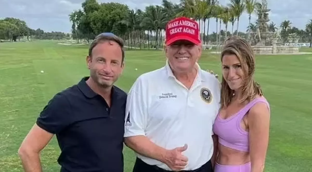 Jonathan Braun, bărbatul grațiat de Donald Trump. Fotografiat în 2022 cu președintele SUA pe terenul de golf