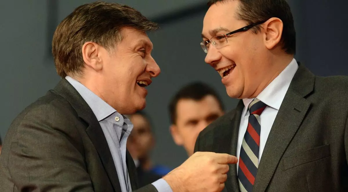 Premierul și co-președintele Uniunii Social-Liberale (USL) Victor Ponta (dreapta) râde împreună cu Crin Antonescu, co-liderul USL și președintele Partidului Național Liberal, în timpul unui miting electoral din orașul Craiova, 7 decembrie 2012