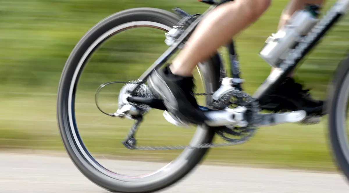 Poză cu un bărbat care pedalează.