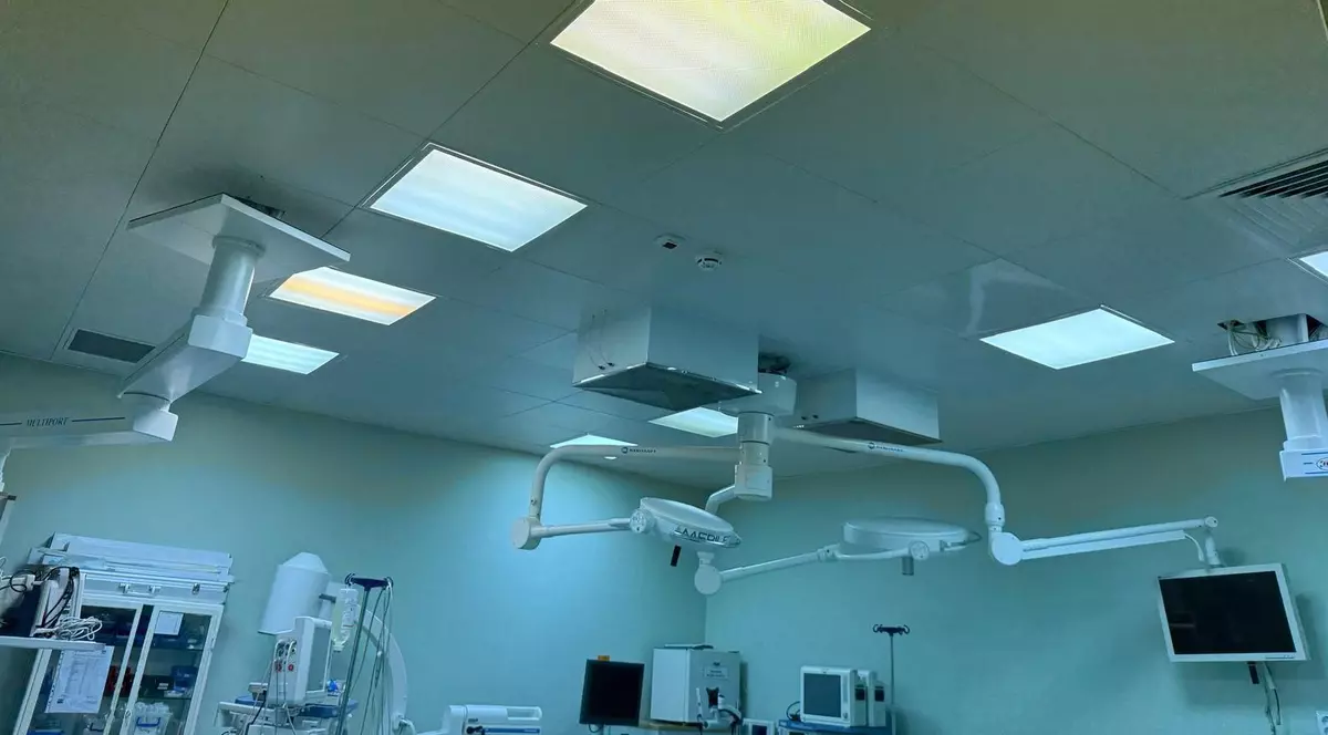 O bucată de tavan fals s-a desprins la Institutul Marius Nasta din București chiar în timpul unei operații