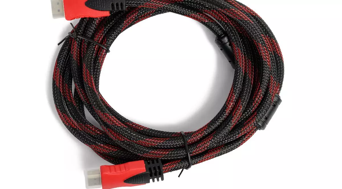 Cablu HDMI, roșu cu negru.