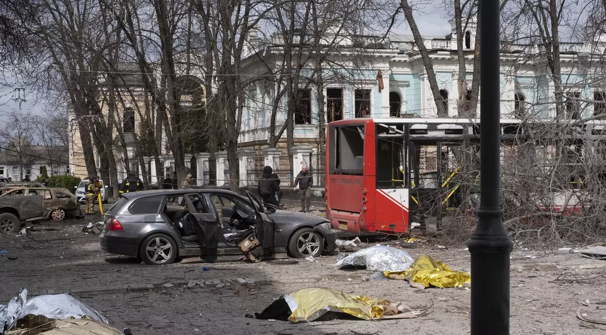 cadavre zac pe pământ după un atac rusesc în orașul Sumî