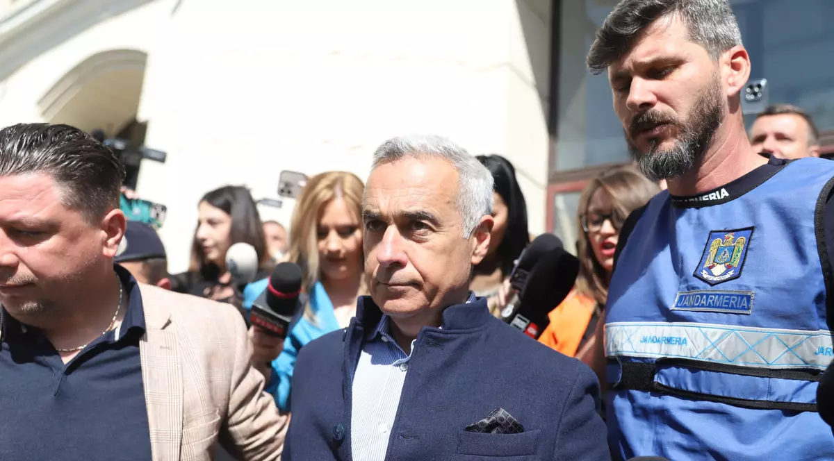 Călin Georgescu prezent la Judecătoria Sectorului 1, în centrul imaginii.