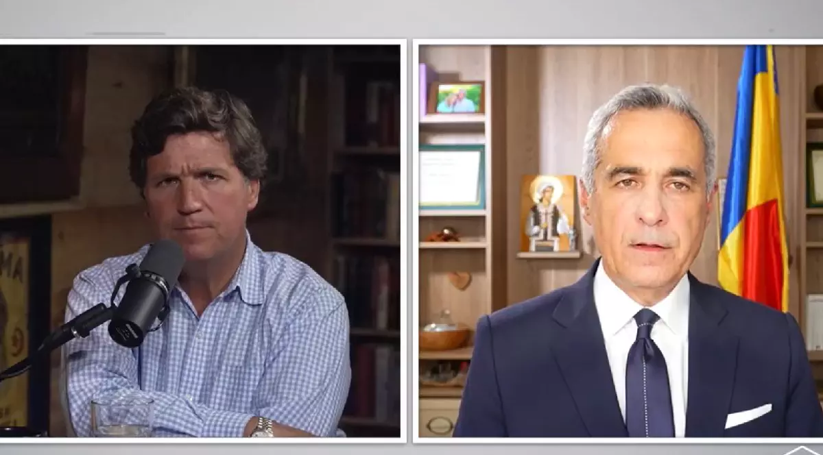 Jurnalistul Tucker Carlson în stânga și Călin Georgesu, în dreapta