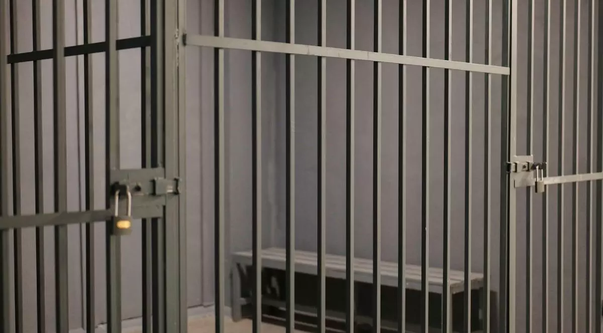 Camera de detenție a secției de poliție, bare de fier