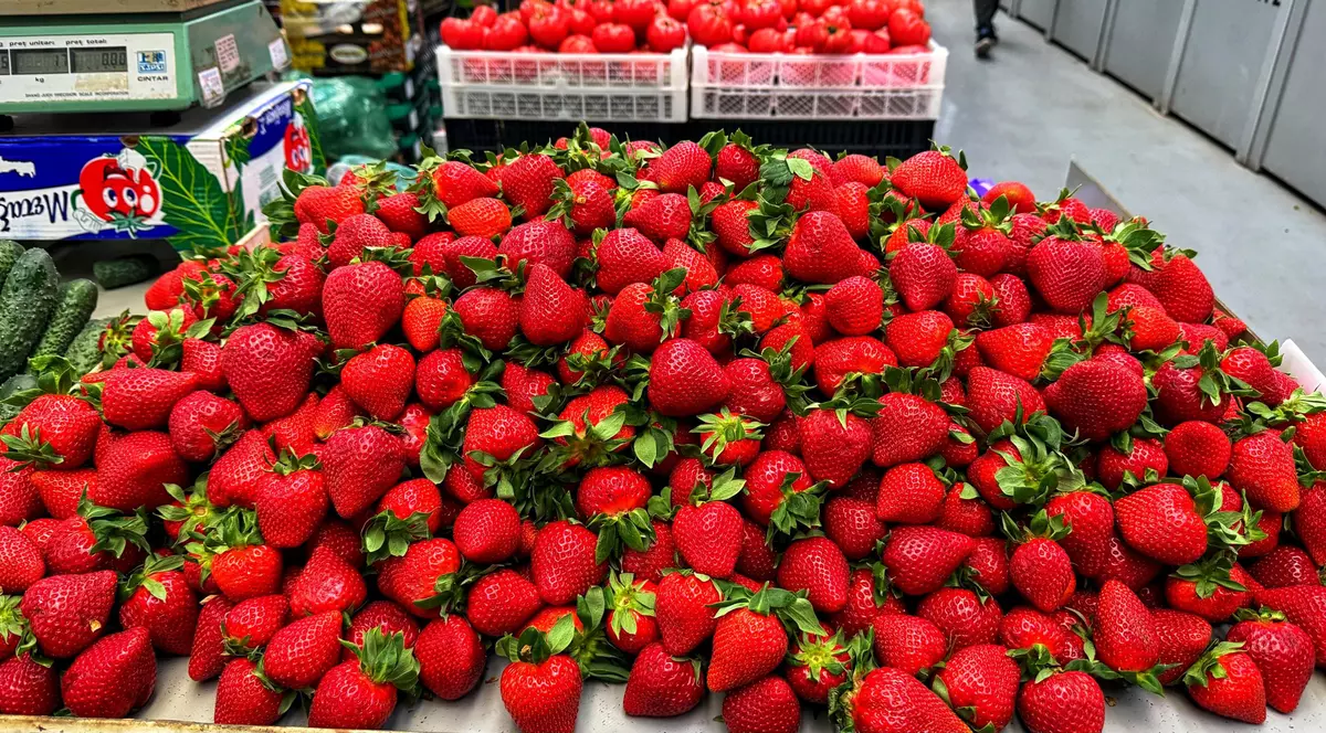 Tarabele din Piața Moghioroș sunt pline cu căpșuni românești. FOTO: Andrei Crăițoiu (Libertatea)