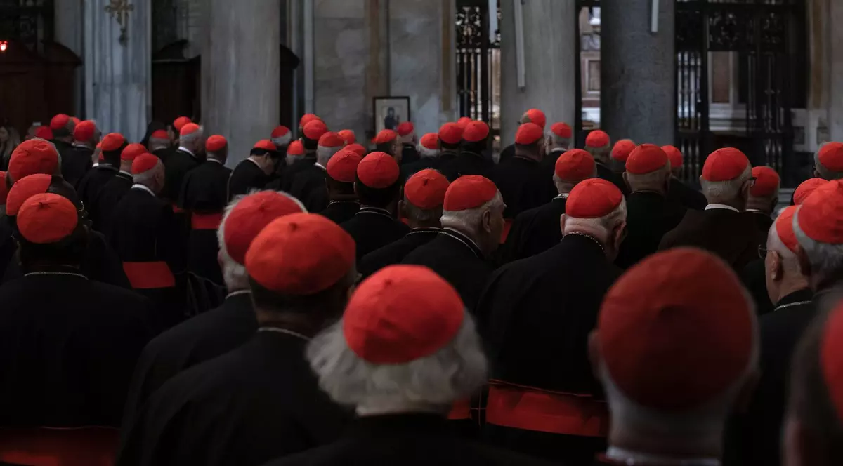 Cardinali prezenți la Bazilica Santa Maria Maggiore , Roma, pentru a-i aduce un omagiu Papei Francisc, pe 27 aprilie 2025
