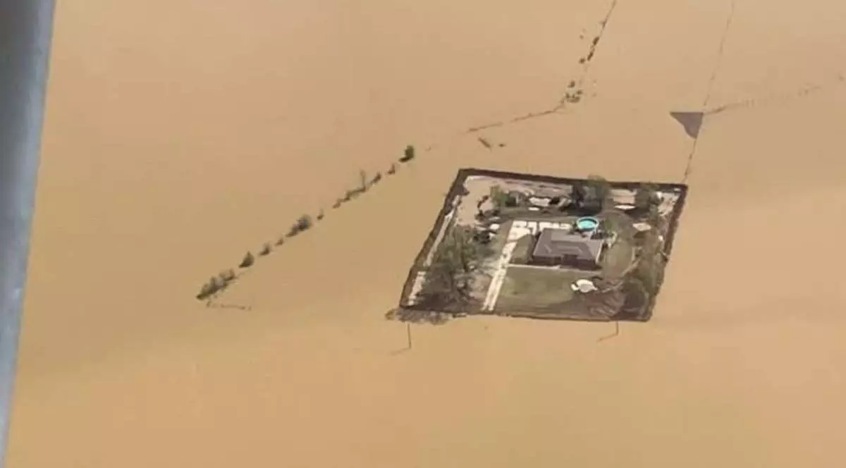 Casa din Bogota salvată de inundații prin tehnica transmisă din tată-n fiu înconjurată de apă de culoare maro