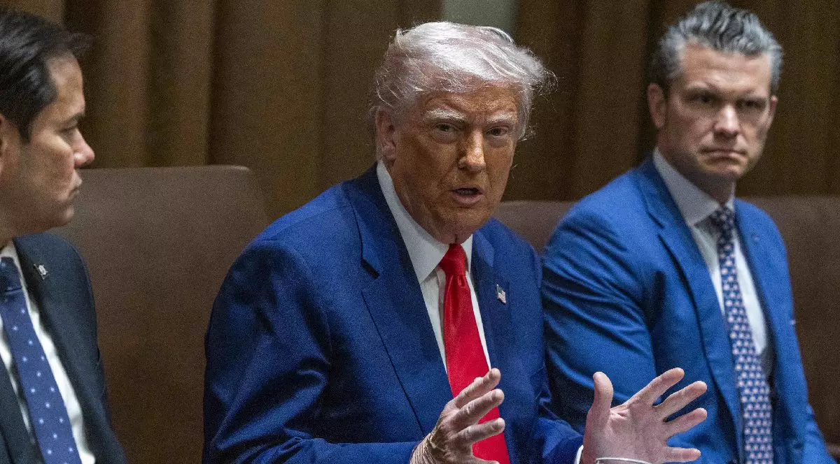 Președintele american Donald J. Trump răspunde la o întrebare din presa de știri în timpul unei reuniuni a Cabinetului în Sala Cabinetului Casei Albe din Washington, DC, SUA, 10 aprilie 2025.